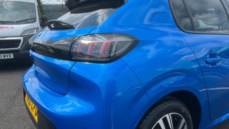 Peugeot 208 1.2 PureTech 100 Allure 5dr Petrol Hatchback
